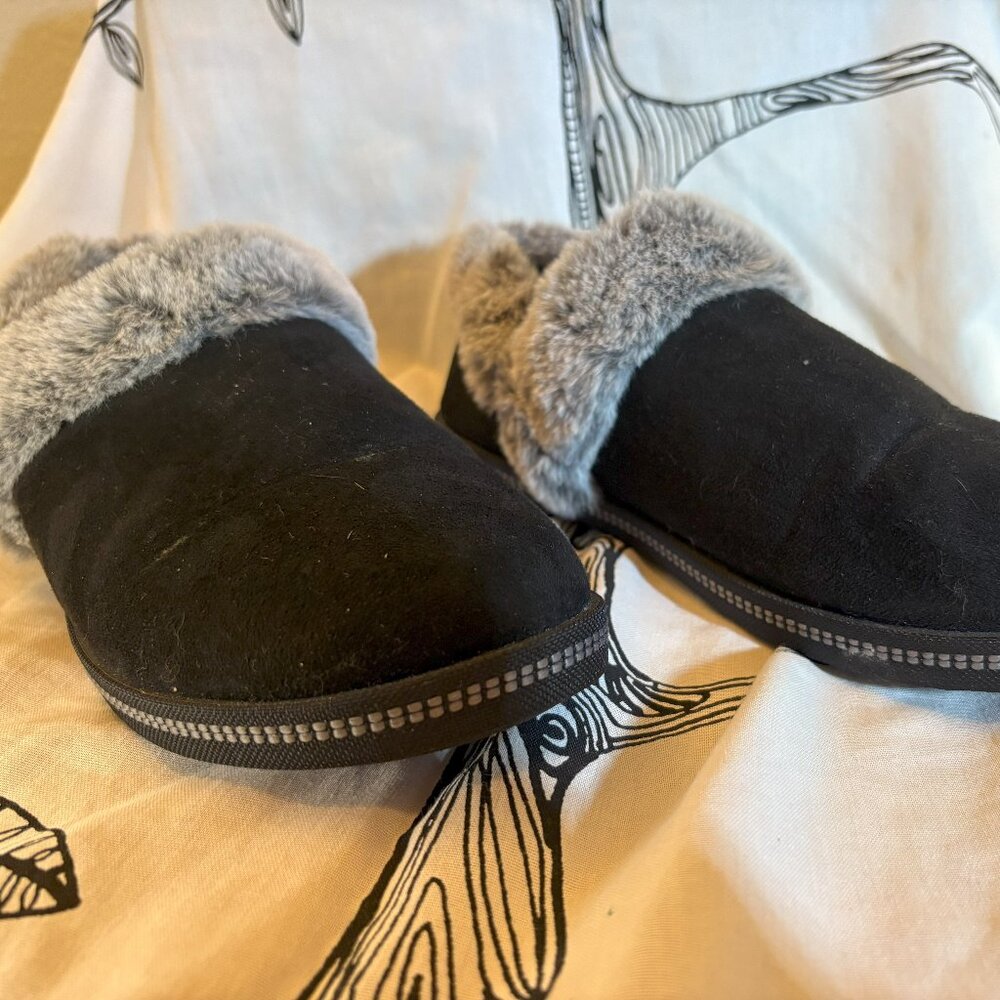 Black fuzzy Skechers slippers